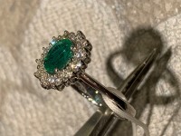 Anello con smeraldo colombiano ovale e contorno di diamanti