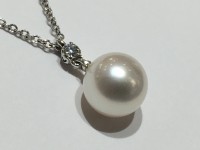girocollo in oro bianco con pendente perla e diamante