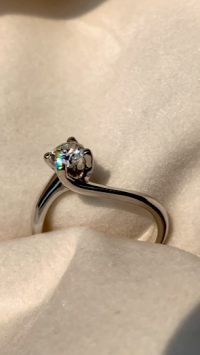 Anello solitario con diamante 0.46 ct in oro bianco