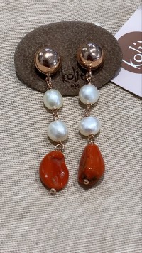 orecchini in argento con 2 perle naturali e ciondoli di corallo