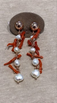Orecchini in argento e perle scalari e rametti di corallo naturali