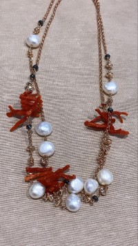 Girocollo in argento doppio filo con corallo e perle naturali