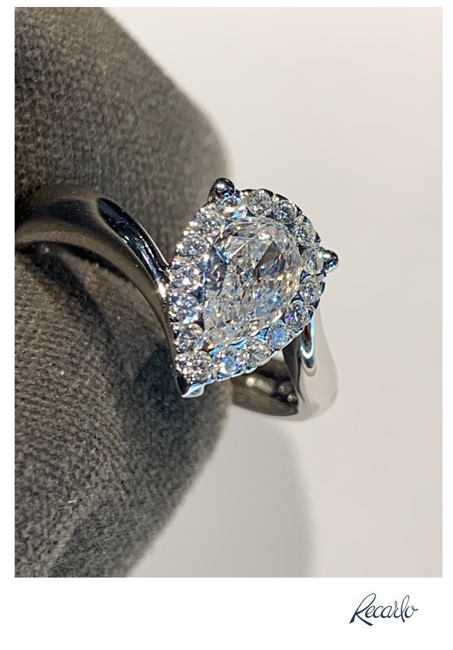Anello con diamante a goccia cheap