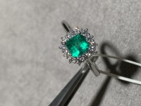 Anello in oro bianco con Smeraldo e diamanti